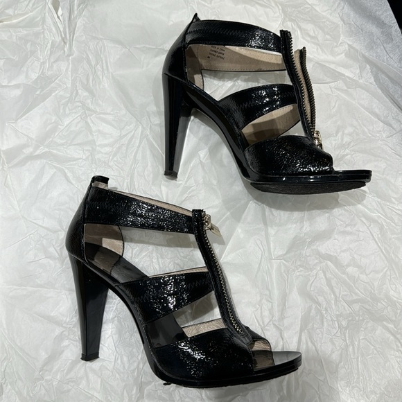 Michael Kors Berkley T Strap Sandals in Size 6 - Picture 7 of 7